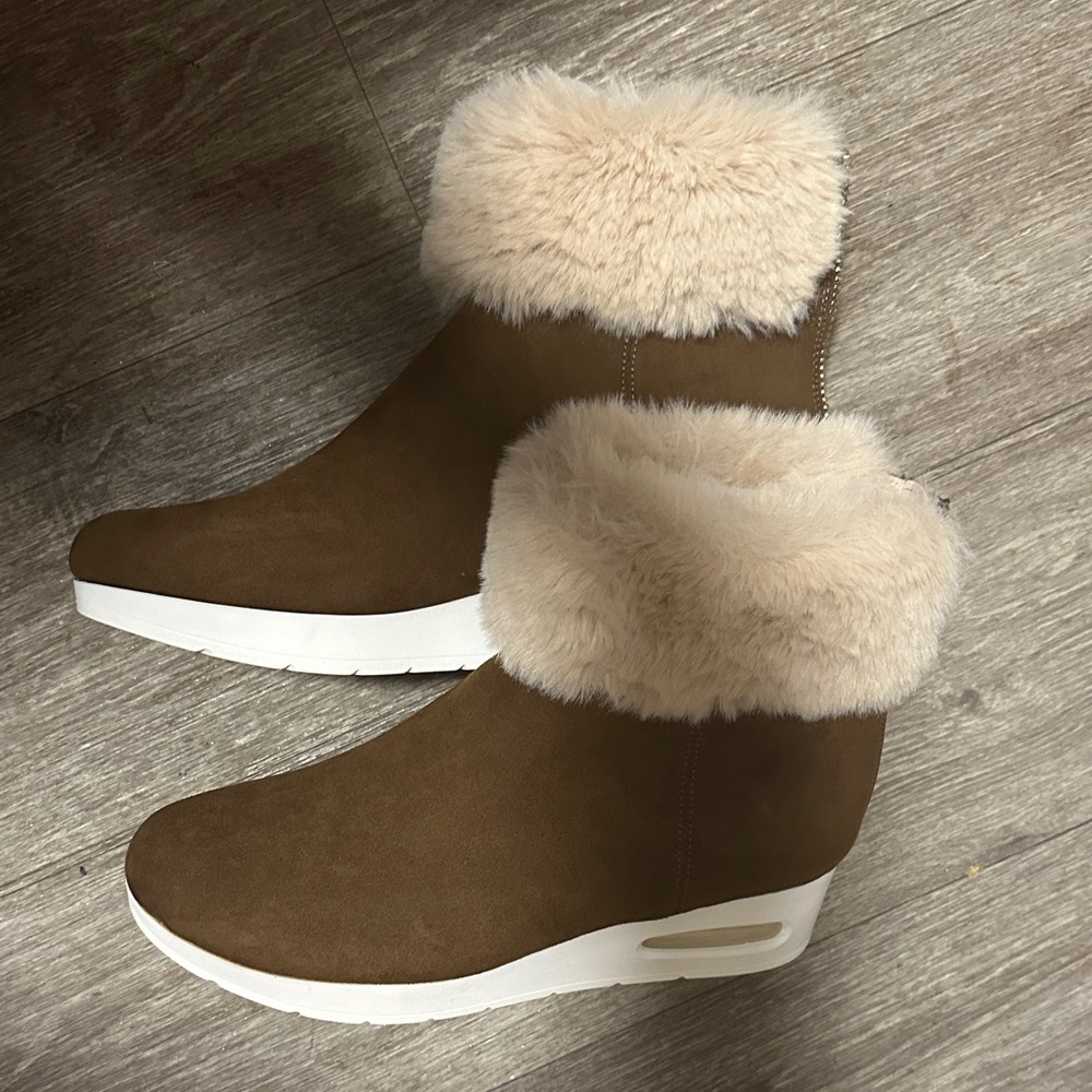 NWT  DKNY - Women's Brown Suede Fur-Trim Wedge Boot